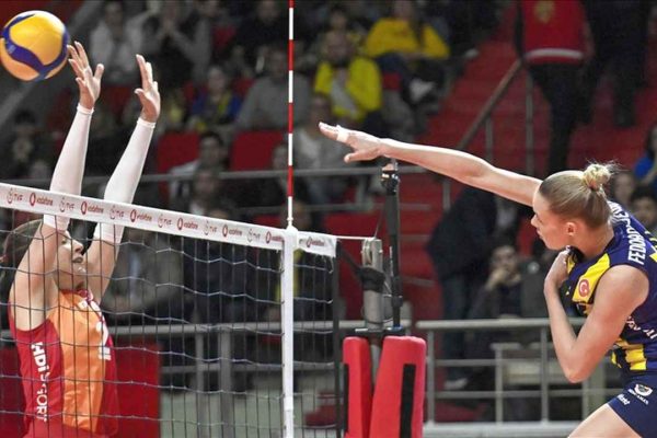 Fenerbahçe Medicana Galatasaray Daikin’i 3-1 yenerek play-off serisinde durumu 1-1’e getirdi