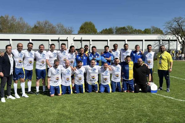 Fenerbahçe efsaneleri ile eski Schalke 04 oyuncuları dostluk maçı yaptı