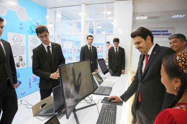 YTB Başkanı Eren: “Kardeşlik köklerden güç alır, Türkiye Bursları ile dünyaya yayılır!”