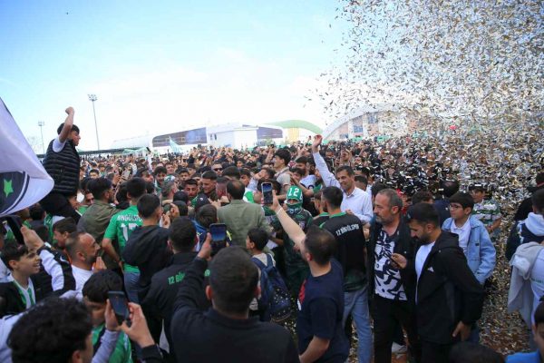 3. Lig’e yükselmeyi garantileyen 12 Bingölspor’dan coşkulu kutlama