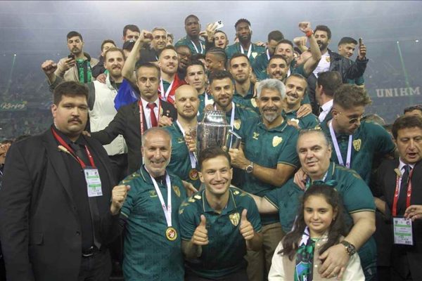 Süper Lig’e yükselen Kocaelispor, şampiyonluk kupasını aldı