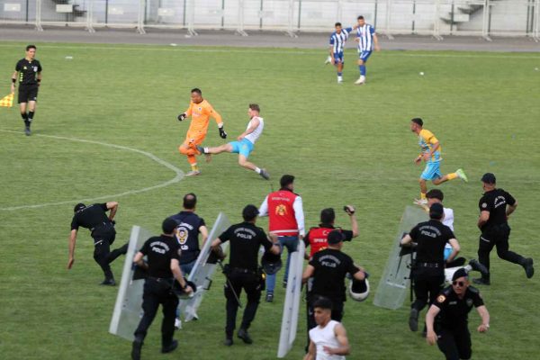 Siirt’te amatör ligde oynanan futbol maçında kavga çıktı