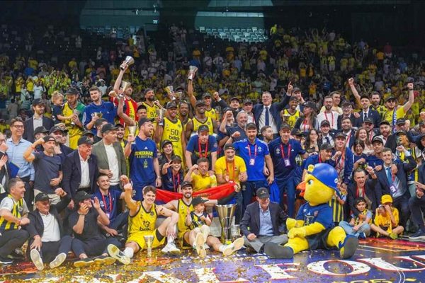 Fenerbahçe, ikinci kez Avrupa basketbolunun zirvesinde