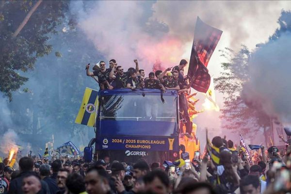 Fenerbahçe Beko, THY Avrupa Ligi şampiyonluğunu taraftarıyla kutladı