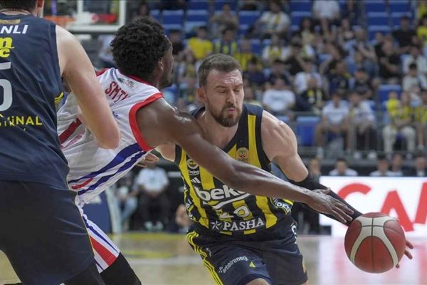 Fenerbahçe Beko, Bahçeşehir Koleji’ni mağlup ederek seride 1-0 öne geçti