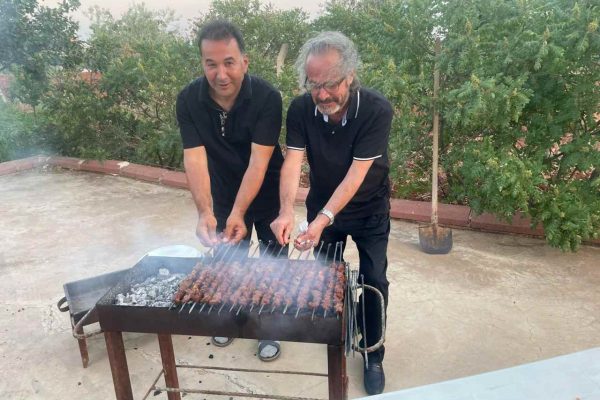 İş İnsanı Mehmet Kıllı ve Kalp Doktoru Nizip’te Kebap Keyfi Yaptı