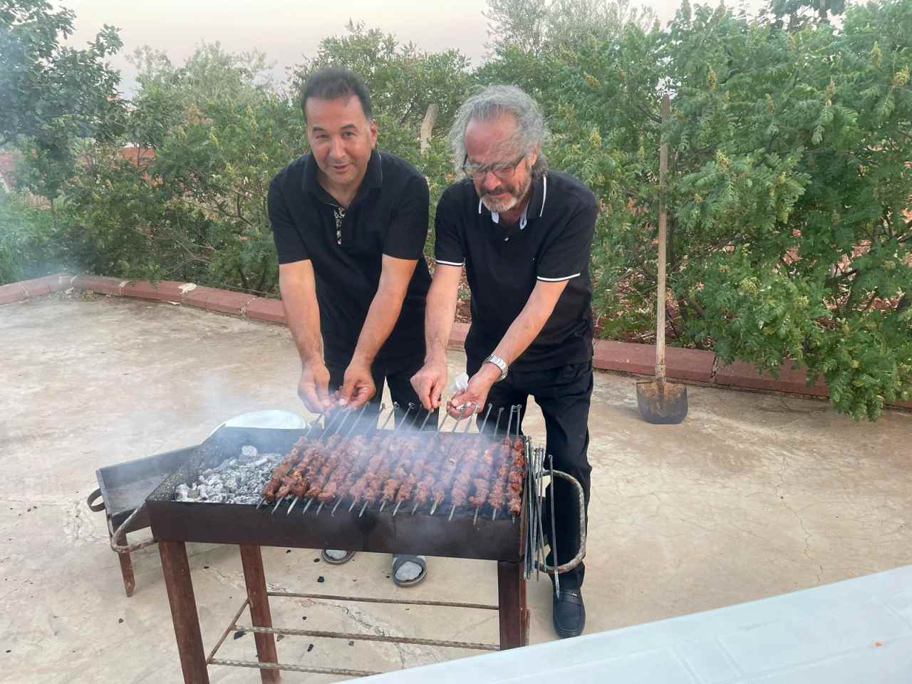 İş İnsanı Mehmet Kıllı ve Kalp Doktoru Nizip’te Kebap Keyfi Yaptı