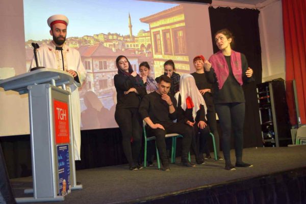 Tiyatro Umay Hamburg’dan Almanya turnesi öncesi son gösterim: “Az İz, Çok Biz” tiyatroseverlerle buluşuyor!