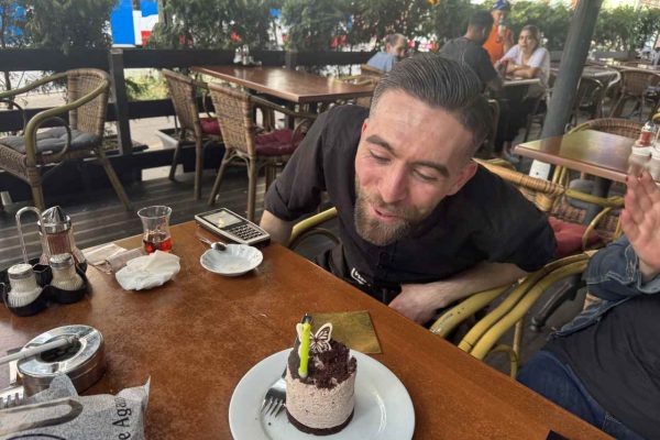 Harburg’un Gözde Mekânı Köz Patara’da Sıcak Bir Doğum Günü Kutlaması