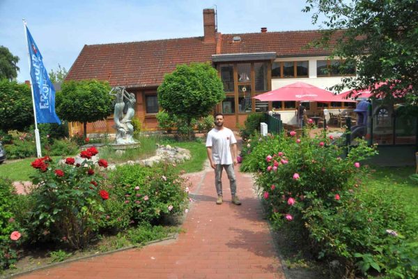 Baltık Kıyısında Tatil Cenneti: Alcor Hotel Feriendorf’ta Tanıdık Bir Yüz – Koray Erkök