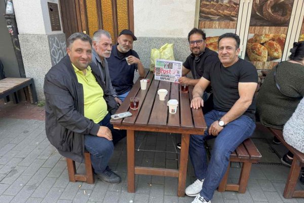 SPD’li Ali Kazancı, Pastane Önünde Oturan Vatandaşlarla Sohbet Etti