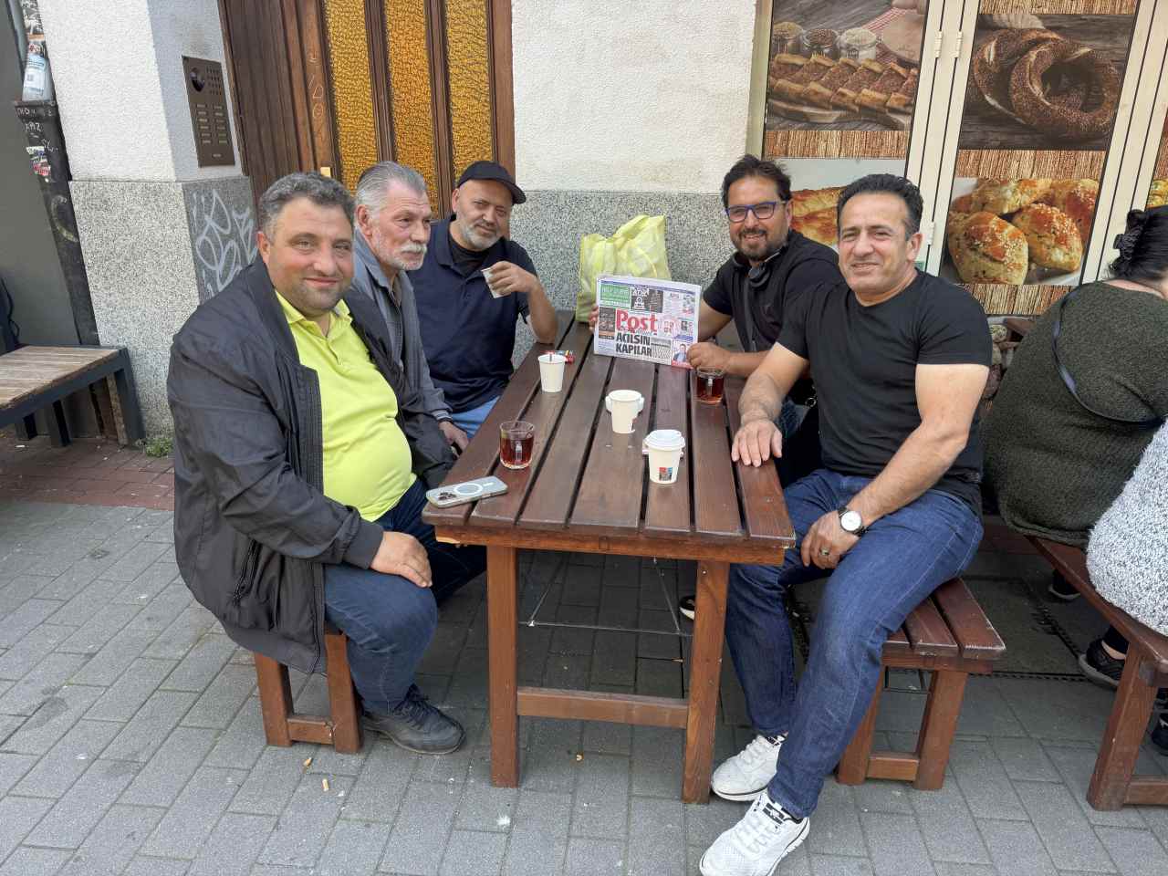 SPD’li Ali Kazancı, Pastane Önünde Oturan Vatandaşlarla Sohbet Etti