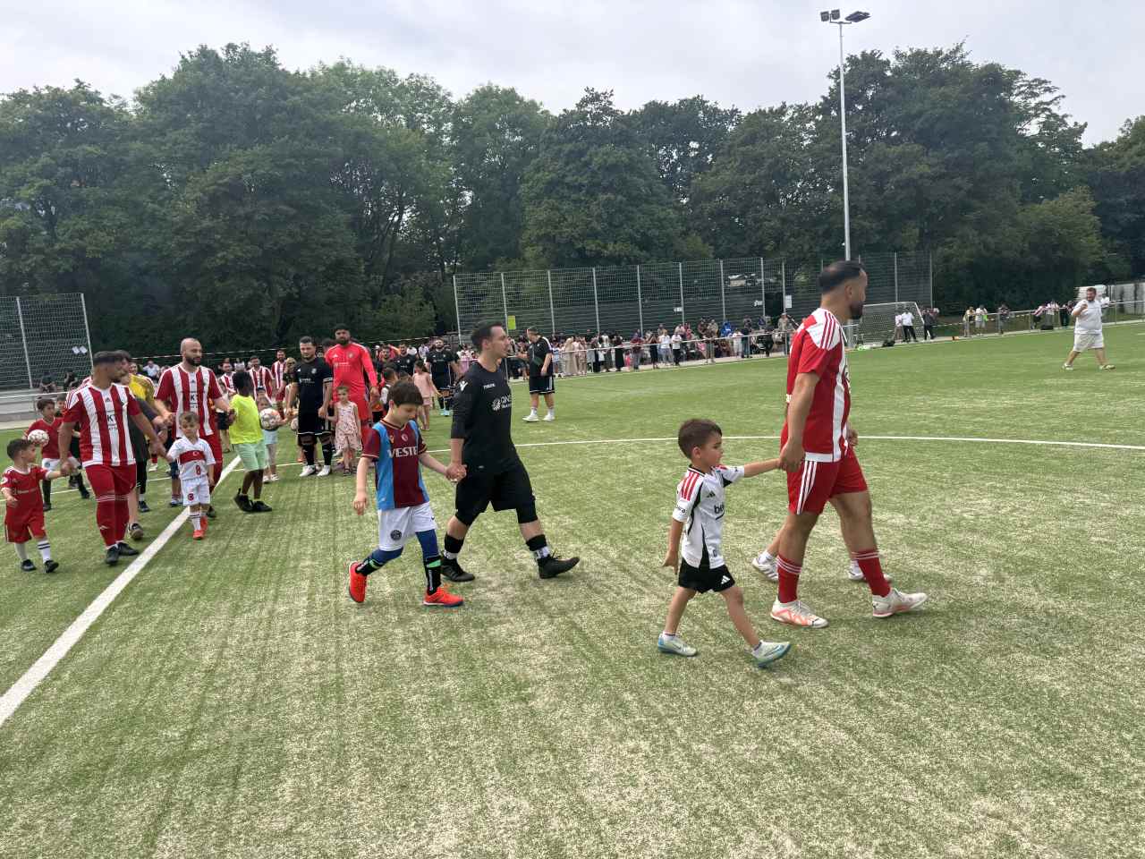 Hamburg’da Futbol ve Aile Şenliği Bir Arada: Rot Weiss Wilhelmsburg’dan Coşkulu Açılış