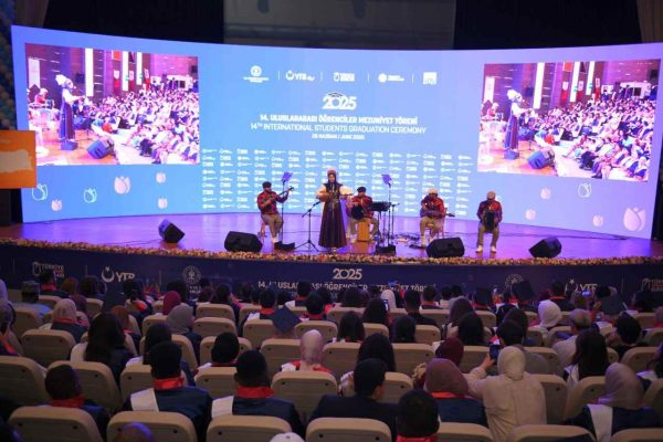 Türkiye Burslusu Uluslararası Öğrenciler Mezuniyet Sevinci Yaşadı