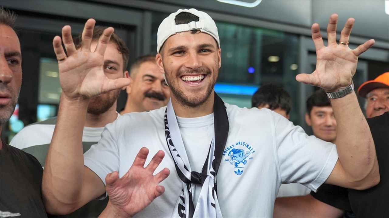 fubolexpress_2022_13566 Beşiktaş’ın transfer görüşmesi yaptığı David Jurasek, İstanbul’a geldi