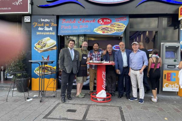 Eminönü Balıkçısı, Hamburg’un Steindamm Caddesinde Balık‑Ekmek Rüzgârı Estiriyor