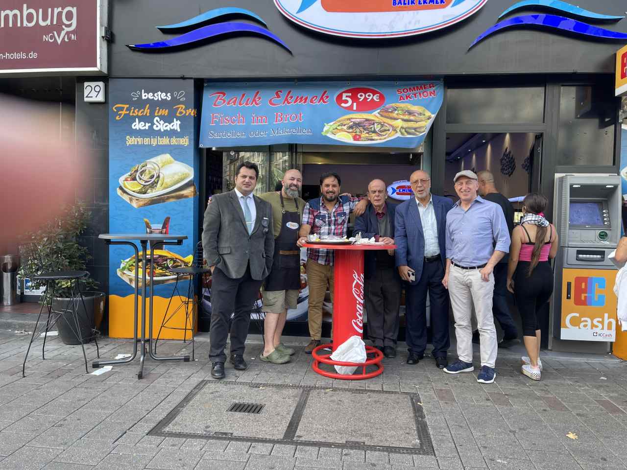 fubolexpress_2022_13586 Eminönü Balıkçısı, Hamburg’un Steindamm Caddesinde Balık‑Ekmek Rüzgârı Estiriyor