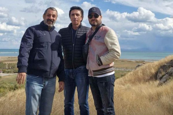 Ahmet Cavunmırza’dan “Uzak Şehir” Setine Ziyaret – Nazmi Kırık ile Hasret Giderdi