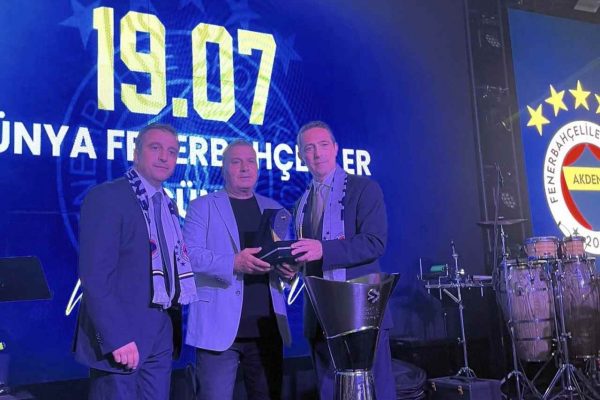 Ali Koç’tan Mustafa Çömlek’e Anlamlı Plaket: “Bu Renkler Hepimize Emanet”