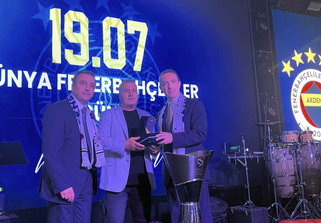 Ali Koç’tan Mustafa Çömlek’e Anlamlı Plaket: “Bu Renkler Hepimize Emanet”