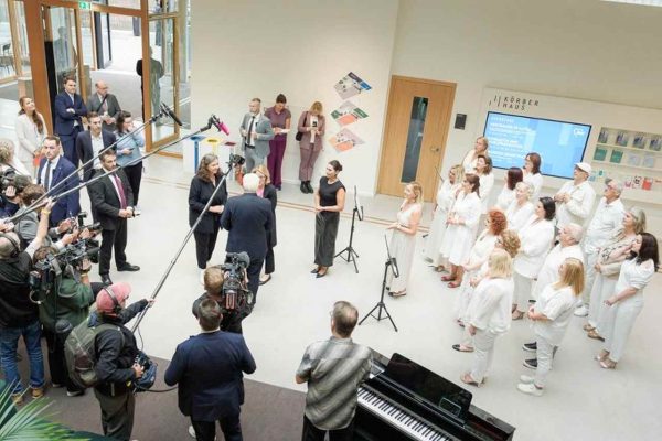 Cumhurbaşkanı Steinmeier, Menekşe Korosunu ziyaret etti