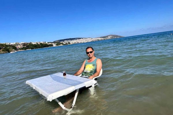 Denize Sıfır Masada Tatil Keyfi: Erdal Altuntaş Sinop’ta