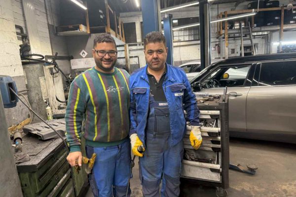 Barmbeker Autohaus’un Gülen Yüzleri: Ertuğrul ve Memik Kıllı