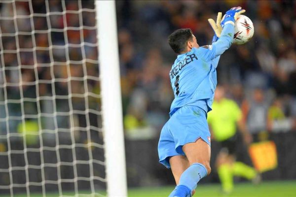 Üst üste 3 penaltı kurtaran Berke Özer, Fransız ve İtalyan basınının manşetlerinde