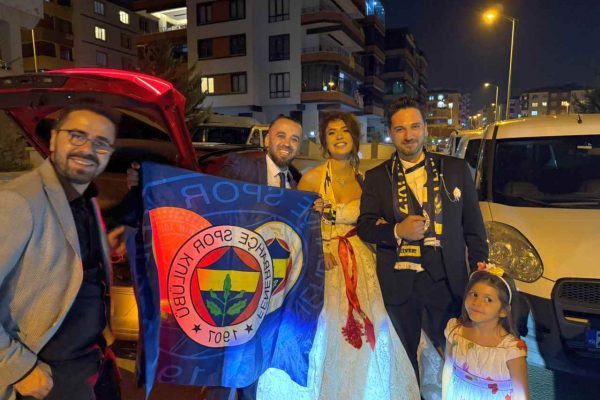 Fenerbahçe Tutkusu Düğüne Damga Vurdu: Gülay ve Erdal Evlendi