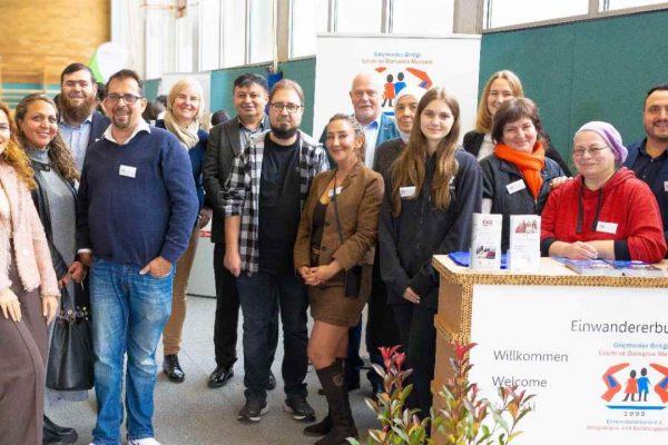 GÜLLER ŞEHRİ UETERSEN’DE İLK “GÖÇMEN İŞ FUARI’