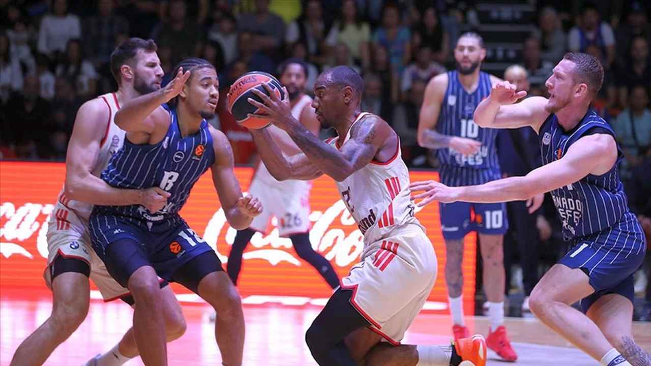 fubolexpress_2022_15688 Anadolu Efes, Bayern Münih’i 74-72 yenerek Avrupa Ligi’nde 4. galibiyetini aldı