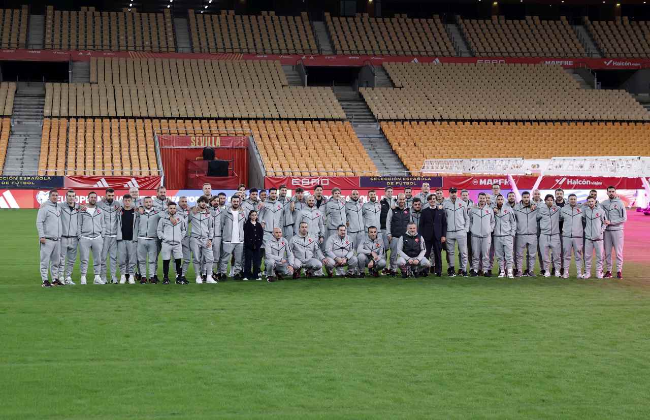 A Milli Futbol Takımı, La Cartuja Stadı'nda yürüyüş yaptı A Milli Futbol Takımı, La Cartuja Stadı’nda yürüyüş yaptı