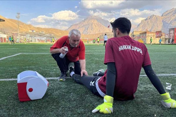 Futbolcuların “Mehmet dayı”sı 55 yıldır maçlarda sporcuların sağlığı için ter döküyor