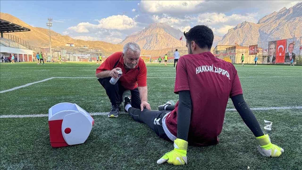 Futbolcuların “Mehmet dayı”sı 55 yıldır maçlarda sporcuların sağlığı için ter döküyor