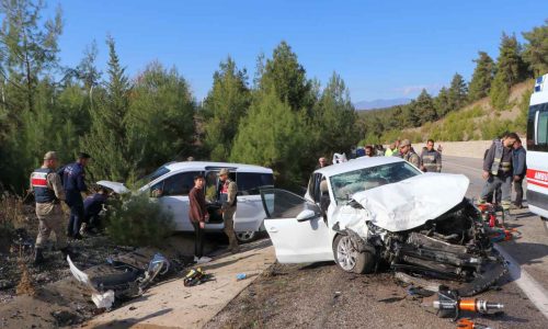 Kilis'te hafif ticari araçla otomobilin çarpıştığı kazada 6 kişi yaralandı