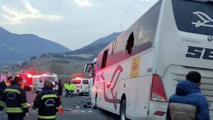 Osmaniye'de yolcu otobüsü tıra çarptı