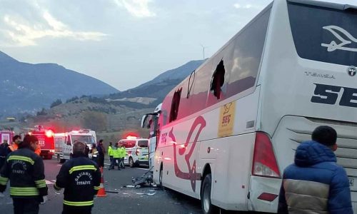 Osmaniye'de yolcu otobüsü tıra çarptı