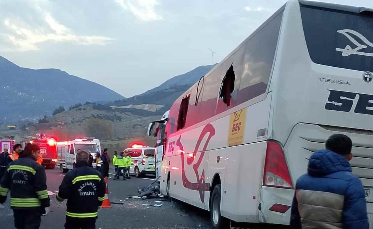 Osmaniye'de yolcu otobüsü tıra çarptı SEÇ Otobüsü ile Tır Çarpıştı: Osmaniye’de Büyük Felaket