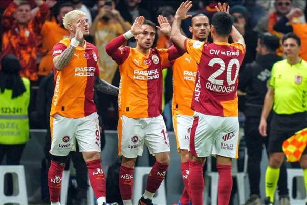 Galatasaray, sahasından 3 puanla ayrıldı