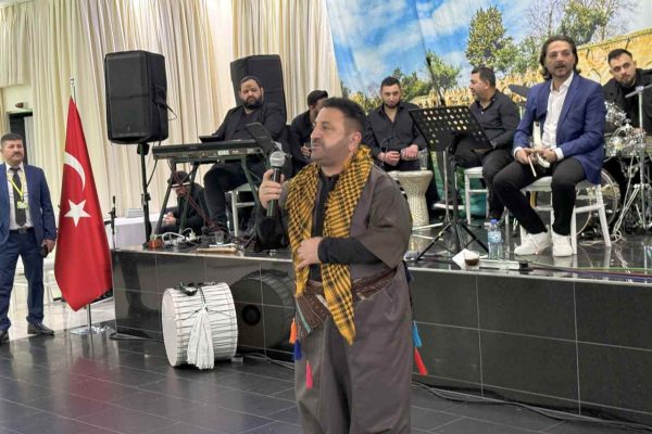 Yaşar Kanaş’tan Duygu Dolu Performans