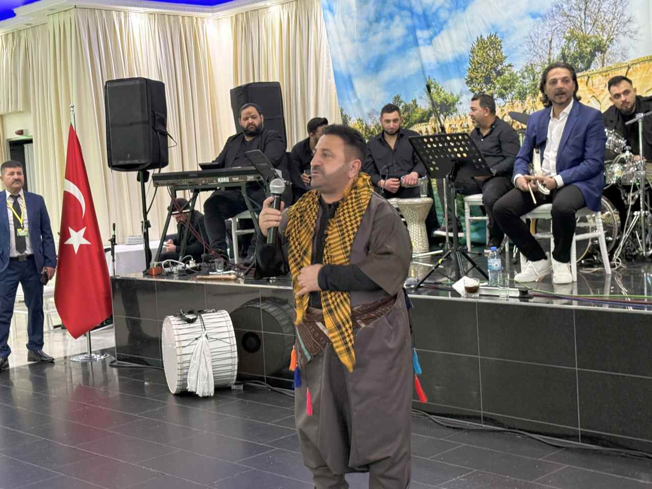 Yaşar Kanaş’tan Duygu Dolu Performans