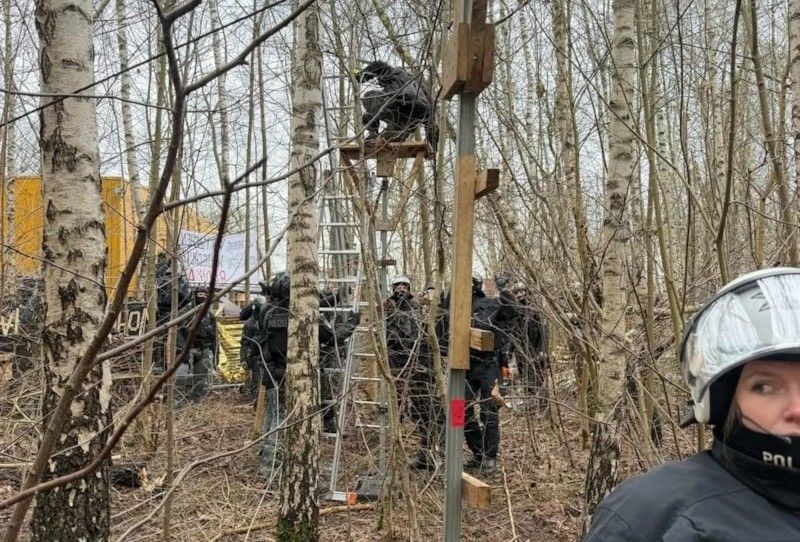 699dbe6962d3e995__w1200xh1600 (1) bbb Hamburg’da “Vahşi Orman” Gerilimi: Protestoya Polis Müdahalesi