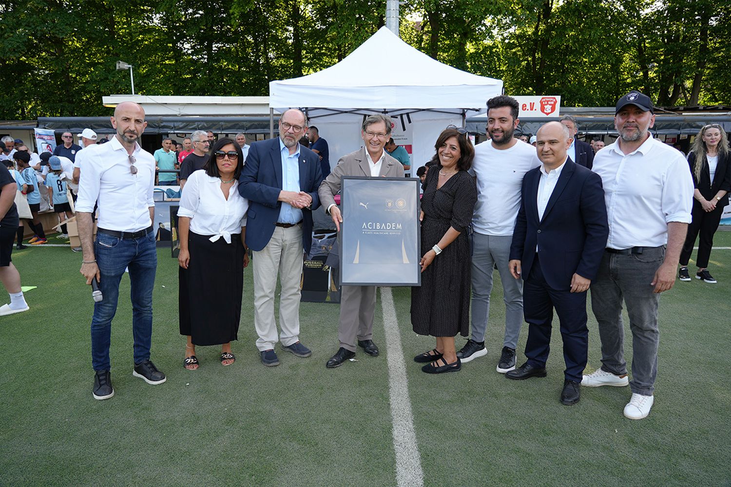 futbolexpress_2022_17367 Essen Başkonsolosluğu turnuvasında Acıbadem’e anlamlı teşekkür