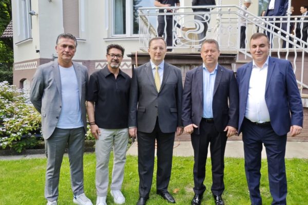 Büyükelçi Turan, TAB Hamburg Temsilcisiyle Görüştü