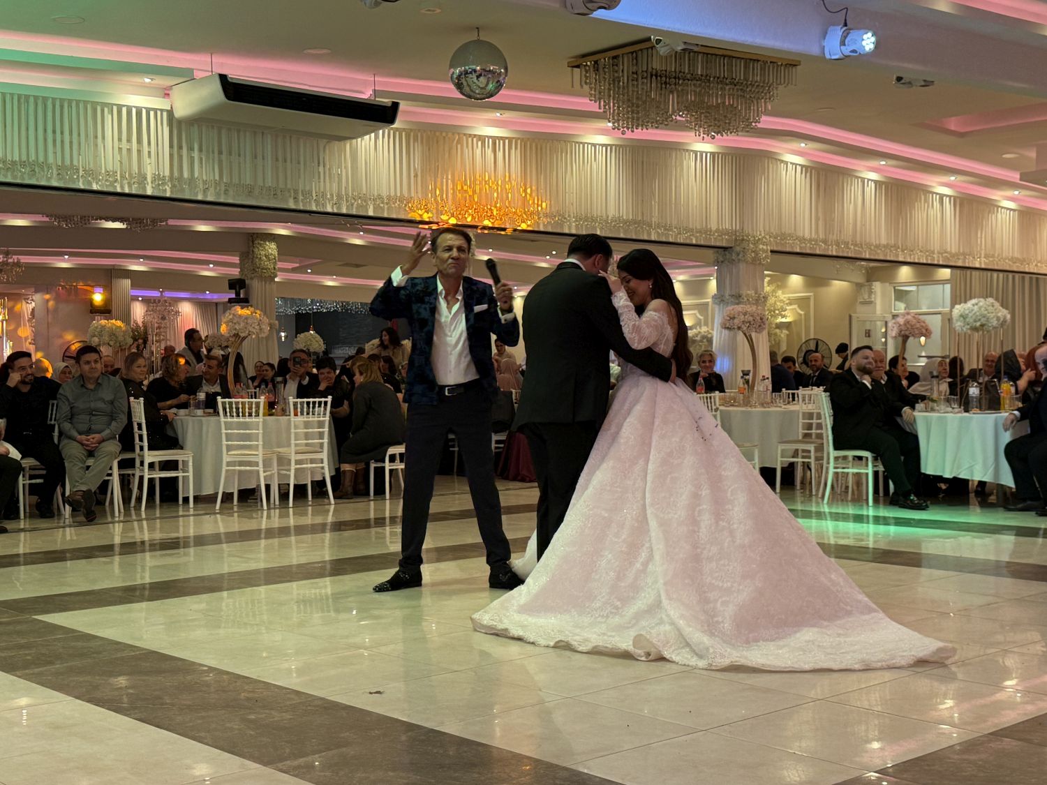 Yakar’ın Türküleriyle Düğün Şölene Dönüştü!